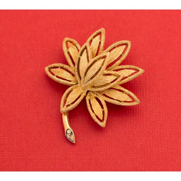 Vintage Victorian Style Lotus Brooch By Avon F9 - Picture 2 of 3